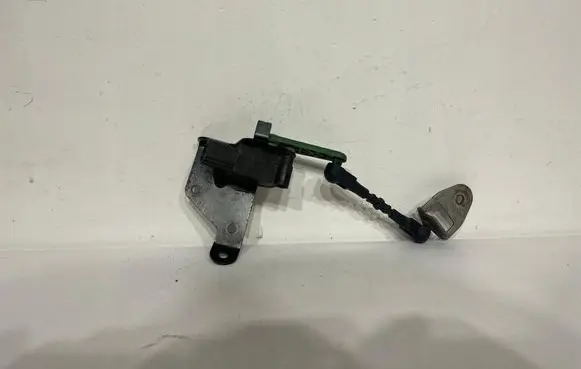 Volkswagen PASSAT B8 Rear air suspension level height sensor 5q0907503autoas