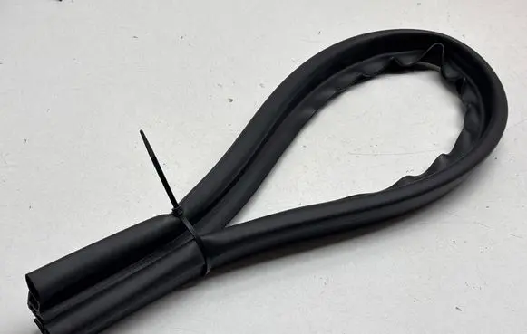 Porsche Macan (95B) Engine compartment rubber 95B823737