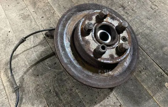Mercedes-Benz Vito Viano W638 Front wheel hub 3320224