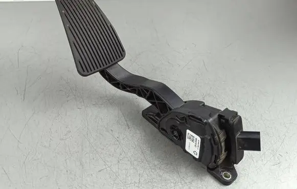 Dodge VAN RAM Accelerator throttle pedal 6PV93396615 68043161AD