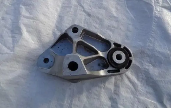 Ford Kuga II Engine mount bracket