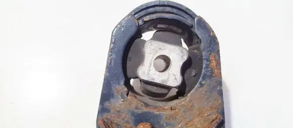 Toyota Avensis T250 Engine mount bracket av8406