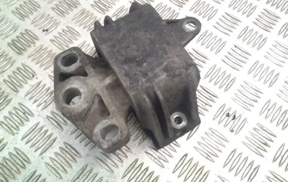 Volkswagen Golf V Engine mount bracket 7M3199555
