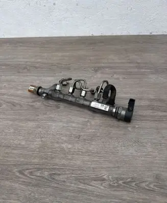 Volkswagen Scirocco Fuel pressure regulator 057130764H 03L130089P 0281002859