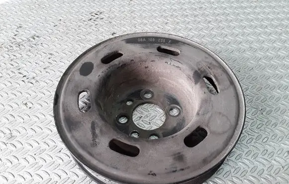 Volkswagen Golf IV Crankshaft pulley 06A105255F