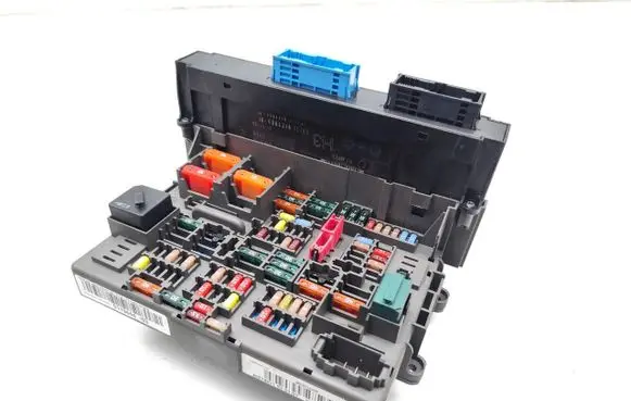 BMW 3 E90 E91 Fuse module 9119444 6135917798401 6135917798501