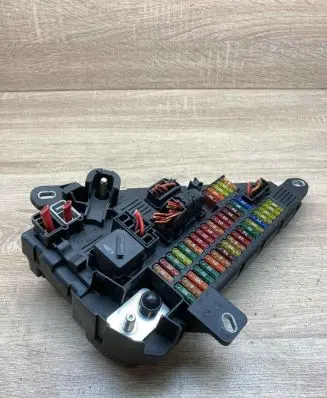 BMW 5 E60 E61 Fuse module 6906618