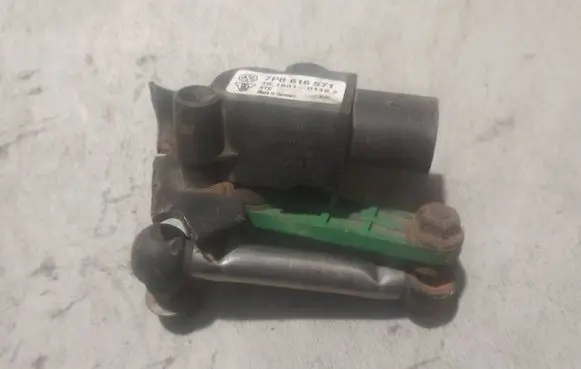 Headlight/headlamp level sensor