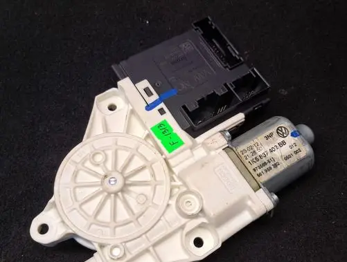 Volkswagen Jetta VI Front door window regulator motor 3C0959792B