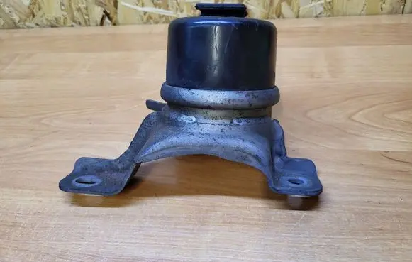 Engine mount vacuum valve
