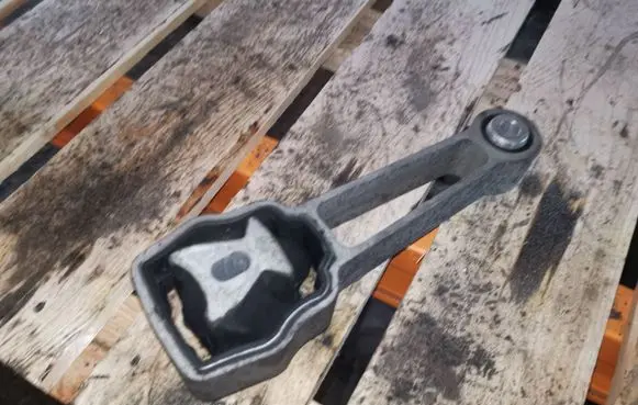 Volvo XC60 Engine mount bracket