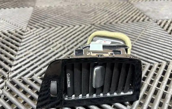 Volvo XC90 Dash center air vent grill 31363714