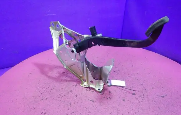Opel Astra H Brake pedal