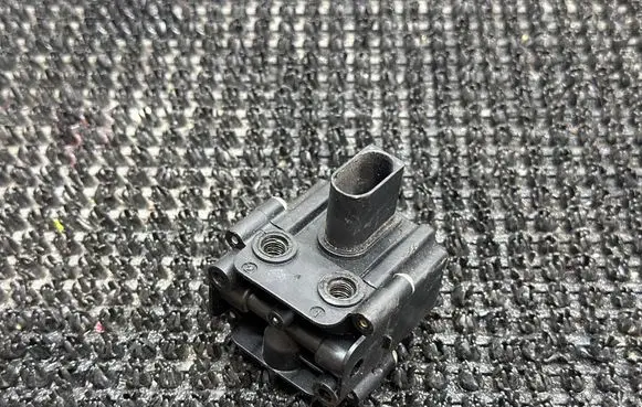 BMW 5 F10 F11 Air suspension control unit module (rear) 4722555610