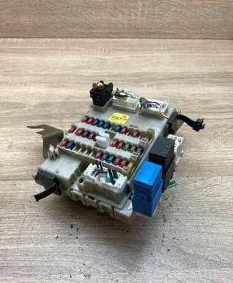 Nissan Almera Tino Fuse box set 243504U100 0516011