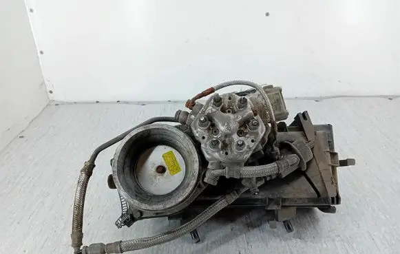 Audi 80 90 B3 Fuel distributor 