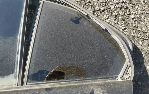 Rear vent window glass