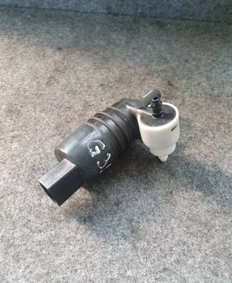 BMW 5 G30 G31 Windscreen/windshield washer pump 7388349 170401M170322