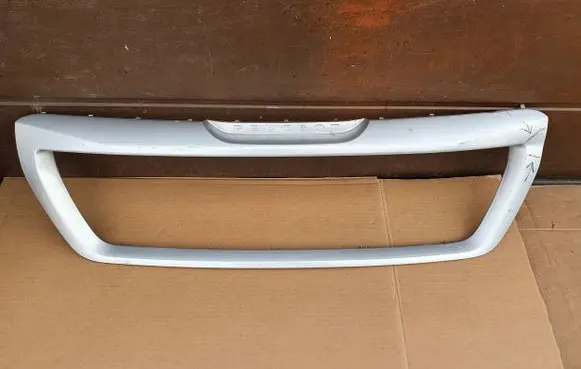Peugeot Boxer Front bumper upper radiator grill 18072049