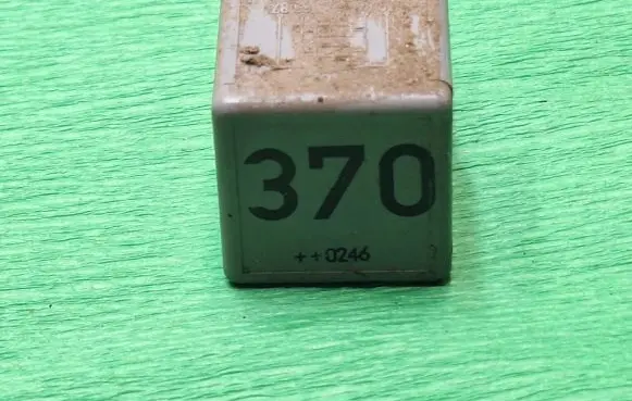 Volkswagen PASSAT B3 Other relay 8D0951253 V23134J52X300