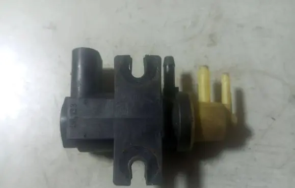 Volkswagen PASSAT B6 Vacuum valve 1K0906627A