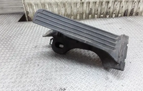Accelerator throttle pedal
