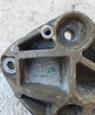 Engine mount bracket