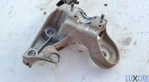 Audi A4 S4 B6 8E 8H Engine mounting bracket 8E0199352N