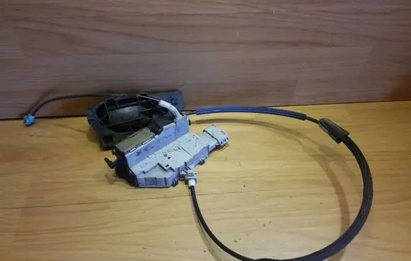 Peugeot 407 Front door lock 9681333180