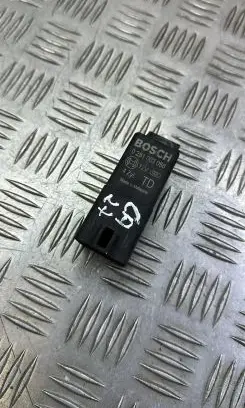 Honda CR-V Glow plug pre-heat relay 0281003056