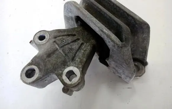 Engine mount vacuum valve