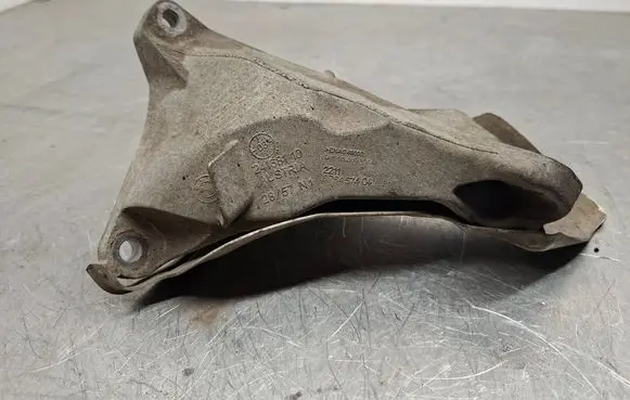 BMW 1 E81 E87 Engine mounting bracket 676457404 24168110