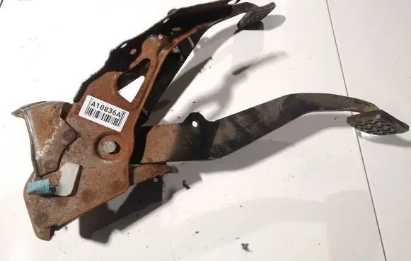 Toyota Aygo AB10 Clutch pedal 