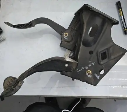 Volkswagen Golf IV Pedal assembly 1J1721111C 1J172111C