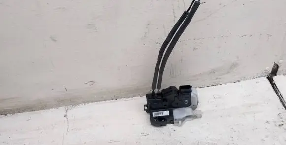Hyundai ix35 Front door lock 813102Y010