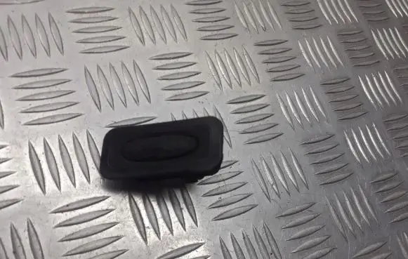 Renault Megane II Tailgate/boot open switch button 
