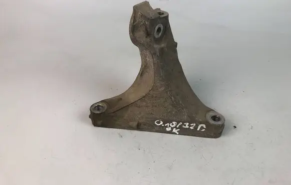 Engine mounting bracket