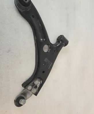 Volvo XC40 Front lower control arm/wishbone 32400869