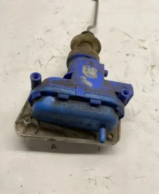 Volkswagen Golf III Central locking vacuum pump 893862153C