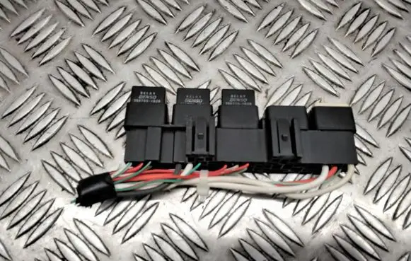 Subaru Legacy Relay mounting block 1567001020