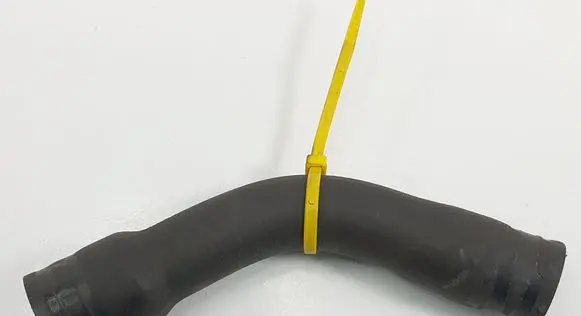 Mercedes-Benz C AMG W203 Engine coolant pipe/hose 2035012482