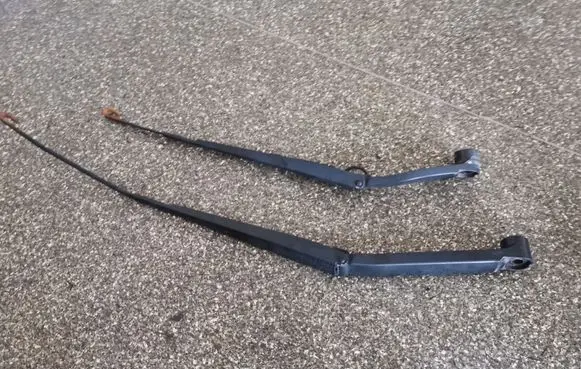 Nissan Leaf I (ZE0) Front wiper blade arm