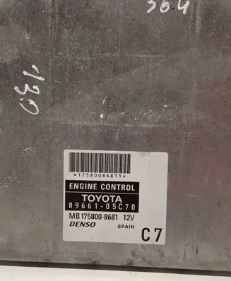 Toyota Avensis T250 Engine control unit/module 8966105C70 MB1758008681