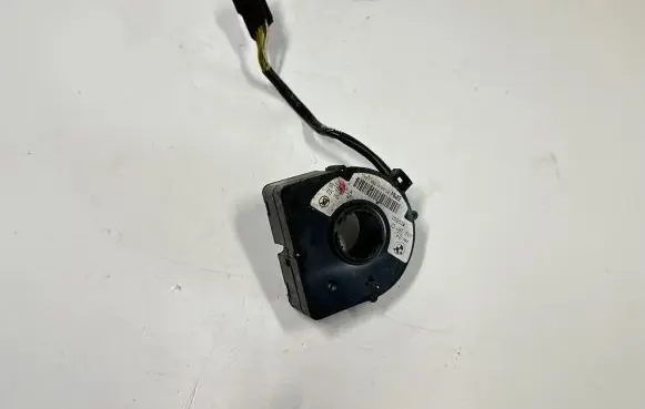 BMW 5 E39 Steering angle sensor 6750126 37146750126