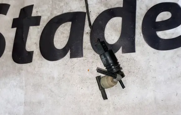 Mercedes-Benz C W204 Windscreen/windshield washer pump a2048660221 2048660221