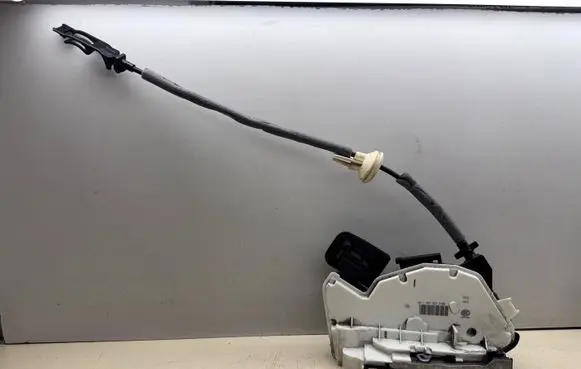 Volkswagen Golf VII Front door lock 5K1837016D