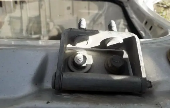 Nissan Almera Tino Tailgate/trunk/boot hinge