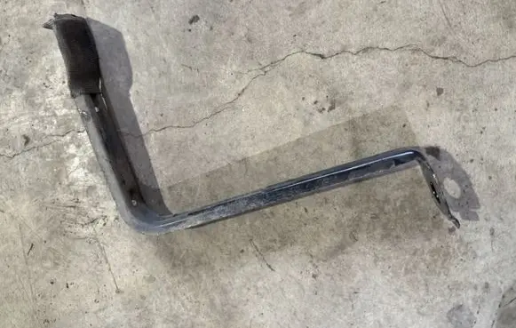 Fuel tank mounting bracket