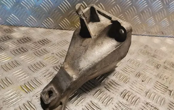 BMW 1 E81 E87 Engine mounting bracket 6781916