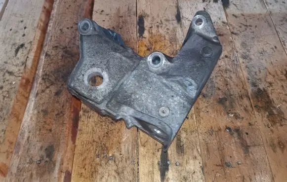 Volvo XC60 Engine mounting bracket